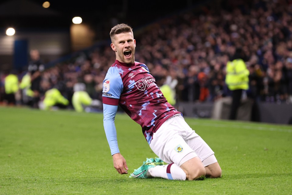 Burnley re-sign player they axed two months ago after he randomly bumped into chairman on plane