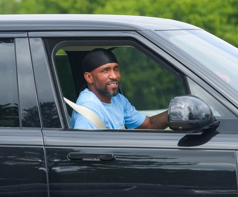 Ex-Prem star Jermain Defoe enjoys 20-min rendezvous with mystery woman in back seat of motor in golf club car park