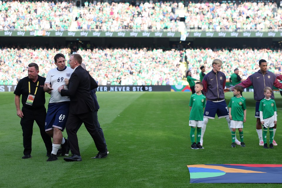 Ireland vs England security scare as pitch invader runs on and joins Three Lions team line-up