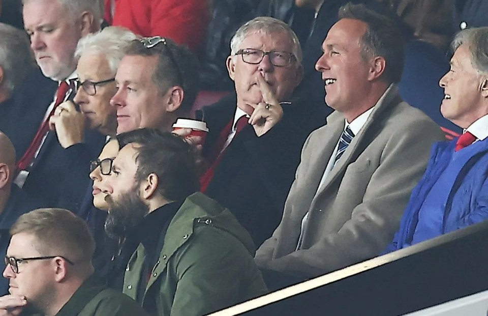 Fans can’t believe who Sir Alex Ferguson sat next to for Man Utd’s cup win after England legend from other sport spotted