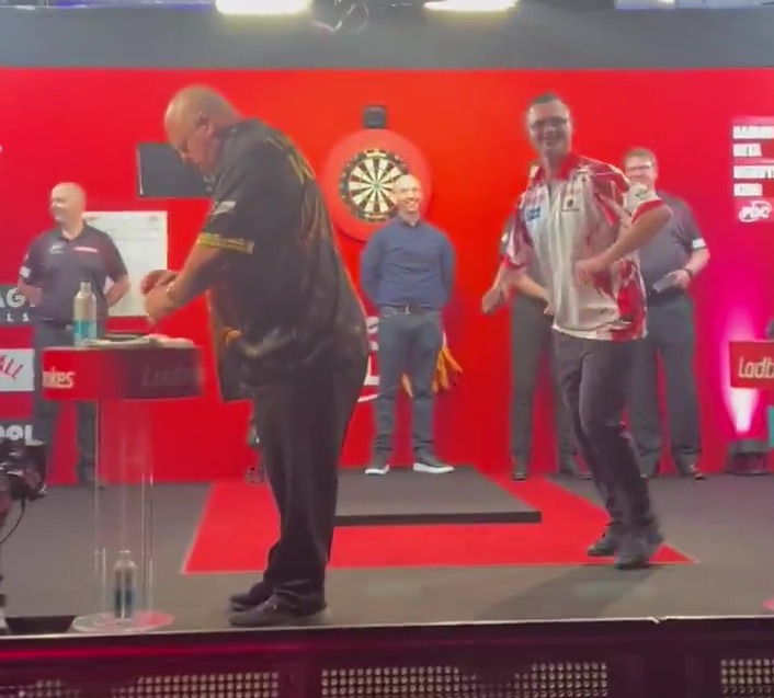 Darts star Damon Heta left red-faced after awkward on-stage antics to Mervyn King at Players Championship