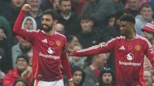 Van Nistelrooy signs off in style as Man United beat Leicester 3-0