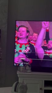 ‘His job flashed before his eyes’ – Darts fan’s reaction after realising he’s on camera at World Championship goes viral